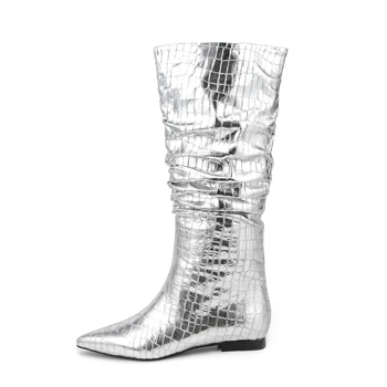 Arden Furtado/ 2023 Зимние женские сапоги до колена из кожи с металлическим тиснением, с острым носком, без застежки, на низком каблуке в западном стиле