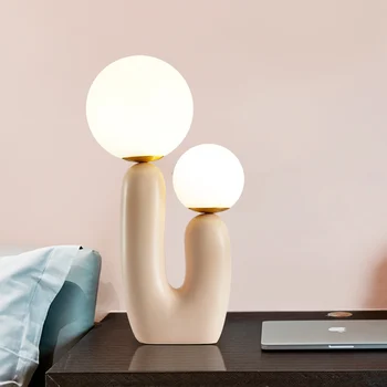 Креативная настольная лампа в стиле постмодерн, Прикроватная лампа из художественной смолы, настольная лампа для Скандинавской спальни, Украшение для гостиной, кабинета, Стеклянная настольная лампа